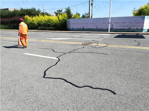 山東道路養(yǎng)護(hù)現(xiàn)場(chǎng)使用施工效率高的嘉格公路貼縫帶修補(bǔ)道路裂縫