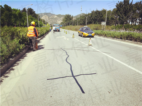 嘉格公路貼縫帶讓道路養(yǎng)護(hù)不再苦、臟、累