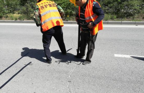 北京市昌平采用嘉格公路貼縫帶修補路面裂縫近十公里