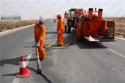 針對道路路面裂縫,應(yīng)采取什么樣的嘉格灌縫膠進(jìn)行灌縫處理呢？